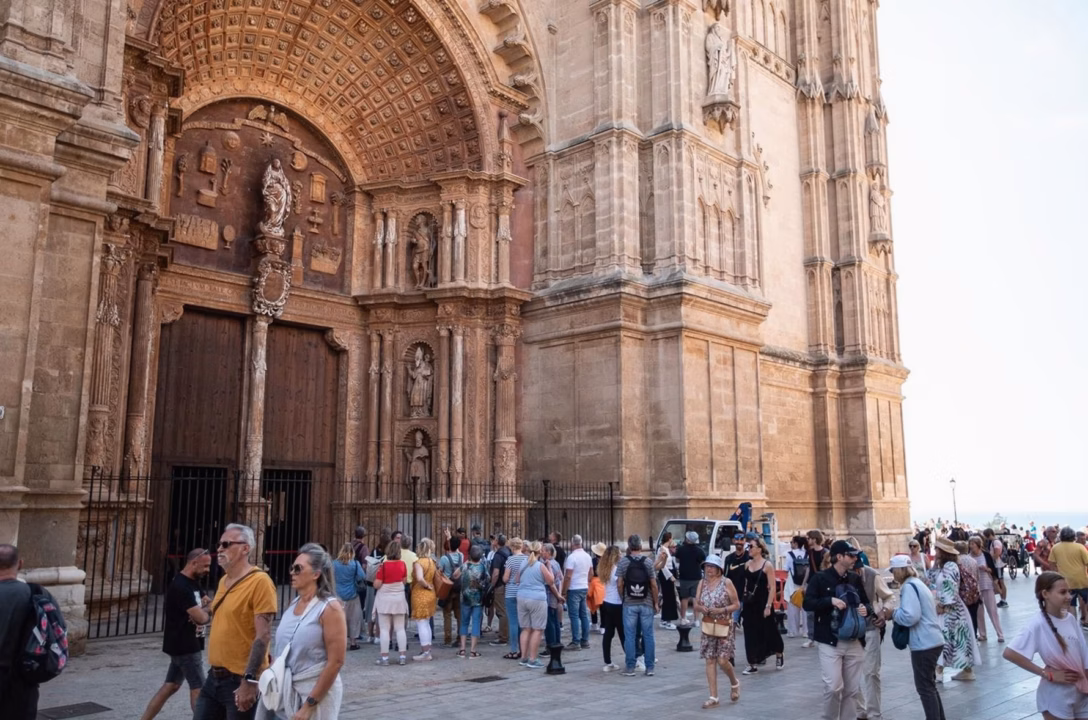 Tourisme en Espagne : un record historique avec près de 100 millions de visiteurs attendus en 2026